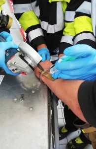 Da bi oslobodili 36-godišnjeg hrvatskog državljanina vatrogasci su moali prepilat metalnu narukvicu / Foto: Preslik pilanja lisica Presseportal