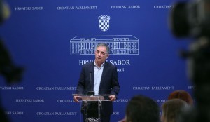 (VIDEO): Pupovac izjavio da nije četnik, ali od onih koji to kažu nikada neću tražiti ispriku; o ostanku SDSS-a u koaliciji odlučit će stranačka tijela Konferencija za medije Kluba zastupnika SDSS-a. Na fotografiji saborski zastupnik i predsjednik SDSS-a Milorad Pupovac / Foto: Hina