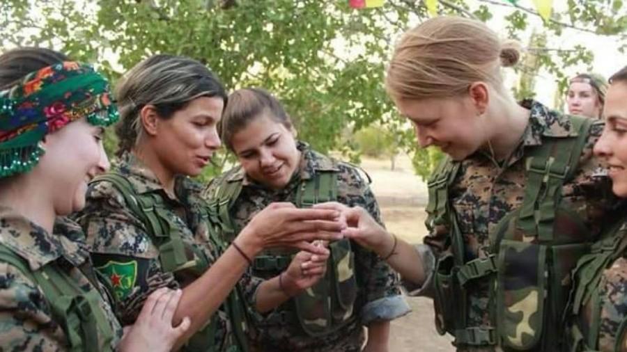 Plavokosa Anna Campbell sa kurdskim ženama / Foto: Twitter