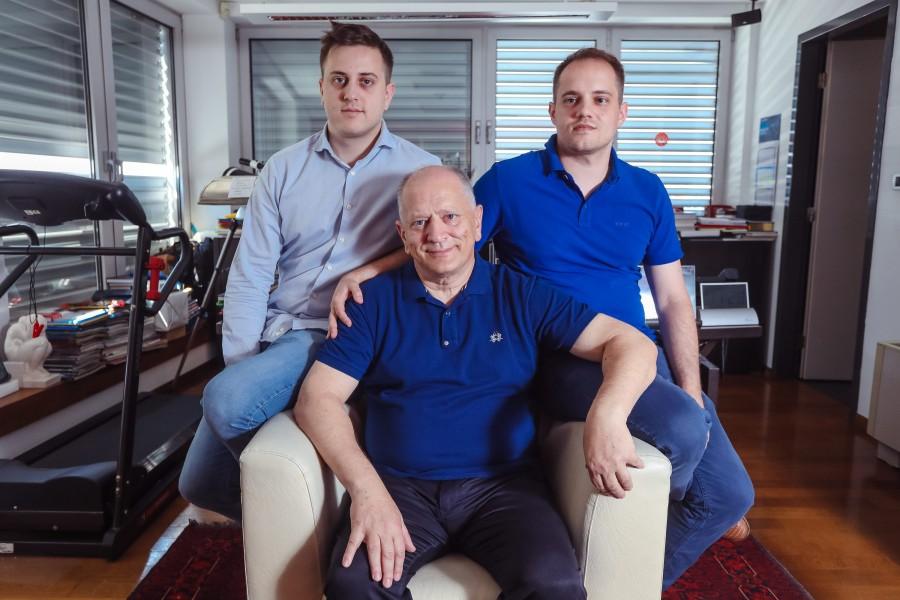  Prof.dr.sc. Nikica Gabrić sa sinovima, dr. Ivanom Gabrićem(desno) i dr. Krešimirom Gabrićem (lijevo) / Foto: Klinika Svjetlost 
