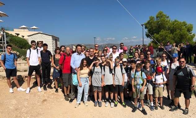 SPORTSKA SURADNJA PRIJATELJSKIH GRADOVA: Rukometaši i plesači iz Bad Homburga u Dubrovniku Mladi rukometaši iz Bad Homburga sa trenerima i domaćinima na Srđu / Foto: Fenix
