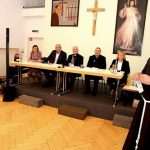 (FOTO) STUTTGART: Mnogim Hrvatima potekle suze na promociji knjige "Ne dam te od sebe" koju je uz autora predstavio biskup Franjo Komarica