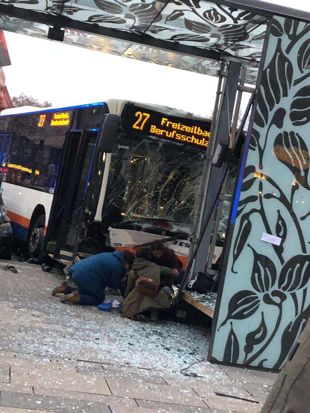 (VIDEO) WIESBADEN: Teška prometna nesreća ispred glavnog kolodvora - jedan osoba poginula a 23 osobe ozlijeđene Teška nesreća u Wiesbadenu/Foto:Fenix