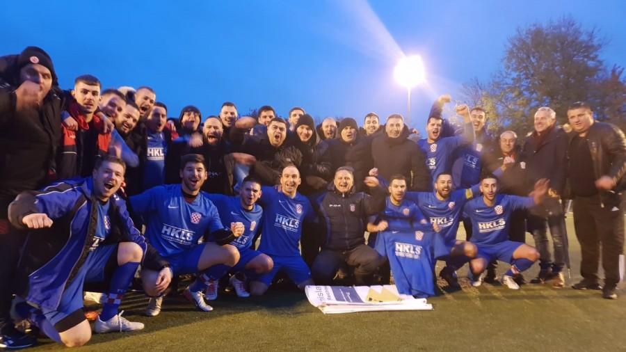 Treneri Croatije Frankfurt Josip Žeravica i Milan Pavličić: Trenutačna pozicija na ljestvici nije maksimalan doseg naše momčadi Slavlje igrača i uprave Croatije Frankfurt / Foto: Fenix