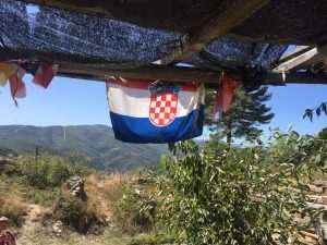 Na putu se može vidjeti i zastava naše domovine