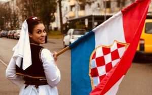Zastava hrvatskog naroda u BiH u rukama Arabelle Primorac /Foto: Fenix (Privatni arhiv A.P:)