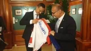 Ministar Grlić Radman darovao hrvatski dres Peteru Szijjartu
