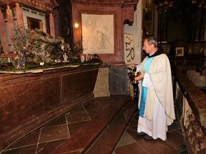 Fra Josip i blagoslov jaslica 