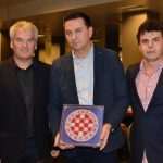 (FOTO) Božićna večera Croatije München: Čestitke mažoretkinjama i veteranima, zahvalnice s grbom Croatije zaslužnima članovima i prijateljima