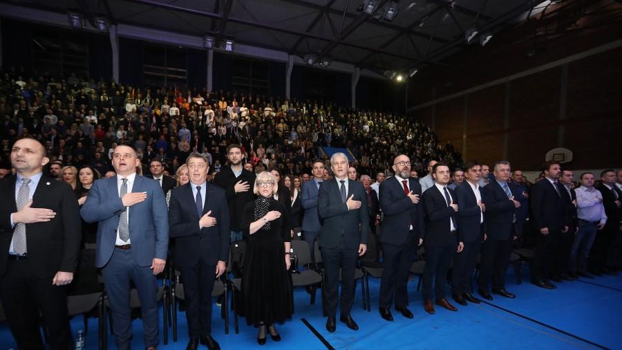 OSIJEK: Grabar-Kitarović: Svi moramo razmisliti kamo ide Hrvatska, 22. prosinca biramo politiku koja će promicati nacionalne i državne interese Predizborni skup Kolinde Grabar-Kitarović u Osijeku / Foto: Hina