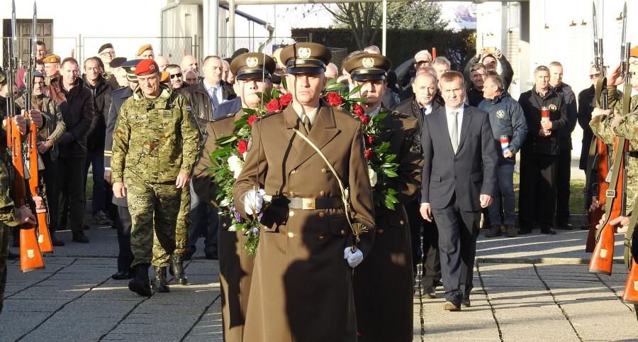 Polaganjem vijenaca u spomen na 90 poginulih i jednog nestaloga te umrle pripadnike u Varadinu je u petak obiljeena 27. obljetnica osnutka 7. gardijske brigade Puma, a premijer Andrej Plenković poručio je kako su Pume ostavile ogroman trag u obrani Hrvatske / Foto: Hina