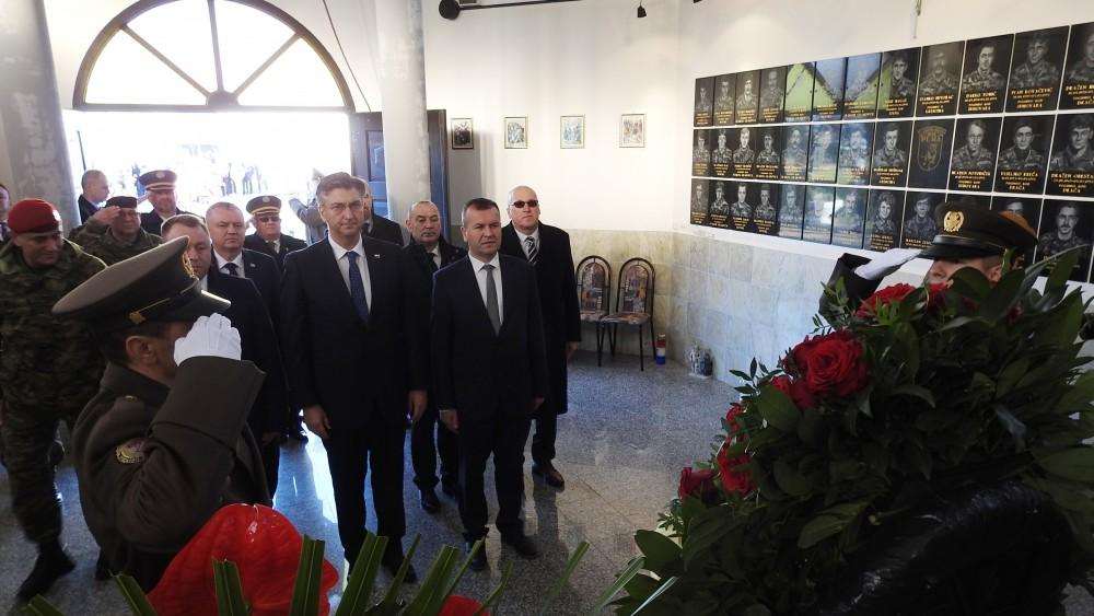 Ppremijer Andrej Plenković položio je vijenac za poginule pripadnike Puma / Foto: Hina
