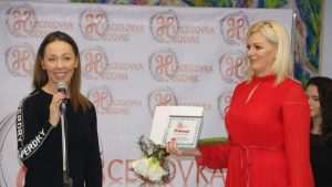 Ngradu za Sanju Markić iz Frankfurta je preuzela njezina sestra (lijevo). Uručila ju je Daniela Škegro