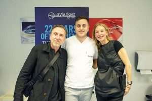 Glumac Tim Roth ( prvi lijevo) u Klinici Svjetlost 