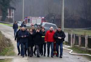 Na požarište Staračkog doma u Andraševcu gdje je u subotu ujutro smrtno stradalo šest osoba, došli su i premijer Andrej Plenković i ministar unutarnjih poslova Davor Božinović, a premijer je izrazio sućut obitelji stradalih u toj tragediji. Na slici premijer Plenković, Željko Kolar i ministar Božinović./Foto:Hina