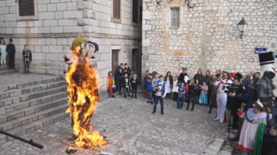 (VIDEO) Nakon što je na karnevalu u Imotskom spaljena figura gay para s lutkom Nenada Stazića s petokrakom na čelu, uslijedile su osude Krnje 1