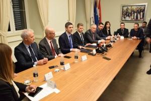 BOLJA POKRIVENOST NEGO U NJEMAČKOJ: Dubrovnik i jug Hrvatske dobivaju širokopojasni internet - 36 milijuna kuna od bespovratnih sredstava Europskog fonda Ugovor za projekt razvoja infrastrukture širokopojasnog pristupa na području Dubrovnika potpisali su u ponedjeljak u Dubrovniku dubrovački gradonačelnik Mato Franković i direktor Odjela za razvoj i implementaciju EU BB programa u Hrvatskom telekomu Milan Meden / Foto: Hina