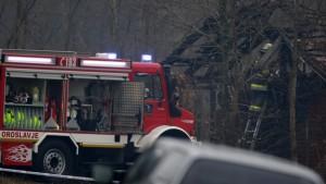 Vatrogasno vozilo  ispred požarišta Staračkog doma u Andraševcu / Foto: Hina