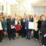 (FOTO) Hrvatska predsjednica u Mainzu uručila povelje predstavnicima hrvatskih udruga i klubova iz Njemačke - evo dobitnika (FOTO) Hrvatska predsjednica u Mainzu uručila povelje predstavnicima hrvatskih udruga i klubova iz Njemačke - evo dobitnika