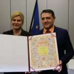 (FOTO) Hrvatska predsjednica u Mainzu uručila povelje predstavnicima hrvatskih udruga i klubova iz Njemačke - evo dobitnika (FOTO) Hrvatska predsjednica u Mainzu uručila povelje predstavnicima hrvatskih udruga i klubova iz Njemačke - evo dobitnika