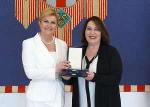 Kolinda Krabar Kitarović je u svom predsjedničkom mandatu Antonelli D'Antuono  dodijelila povelju i odlikovanje Reda Danice hrvatske s likom Marka Marulića/Foto: Fenix