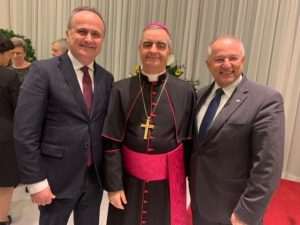 Hrvatski veleposlanik u Berlin Gordan Bakota, msgr. Nikola Eterović i zastupnik u njemačkom Bundestagu Josip Juraović/Foto: Fenix