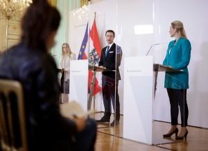 Ministar financija Blümel (sredina) s dvije ministrice /Foto: Fenix(S.Herek/Andy Wenzel