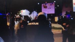 SRBI PROSVJEDOVALI ZBOG UHIĆENJA SVEĆENIKA SPC: Crnogorska policija suzavcem razbila prosvjede u nekoliko gradova, prosvjednici gađali policiju kamenjem i skandirali im "Ustaše" crnogorska policija rastjerava vjernike SPC