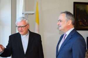 Njemački biskup Heiner Koch i veleposlanik Bakota  /