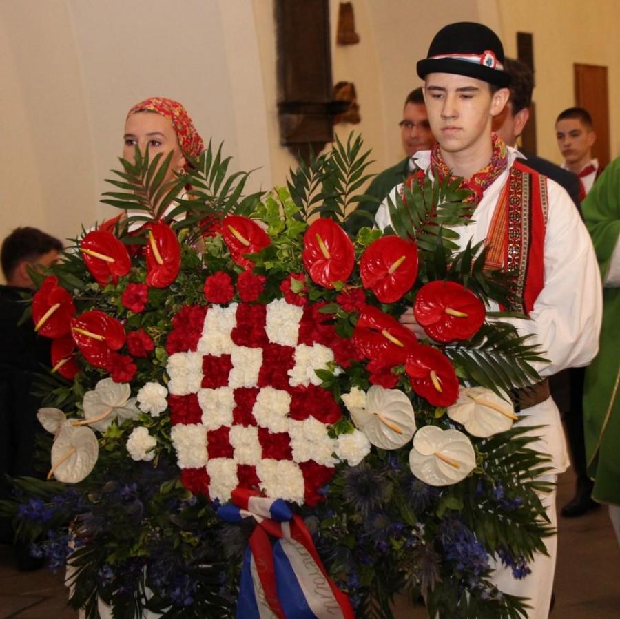 HKM KÖLN SLAVI 60. ROĐENDAN: Neizbrisiv hrvatski trag misije koju je uspostavio fra Krsto Šušnjara Arhivska slika proslave Dana HKM Köln / Foto: Fenix (Z. Bosnić)
