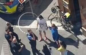 DOJAVA IZ ZAVISTI: Njemačka policija prekinula slavlje rođendana u jednom kafiću u Offenbachu na Majni Preslik fotografije u trenutku doasa policije / Foto: Facebook