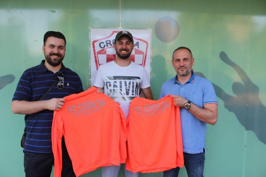 Treneri Croatije Frankfurt Josip Žeravica i Milan Pavličić: Trenutačna pozicija na ljestvici nije maksimalan doseg naše momčadi Treneri Croatije Frankfurt Josip Žeravica i Milan Pavličić sa kapetanom momčadi Petrom Bešlićem (u sredini) / Foto: Fenix