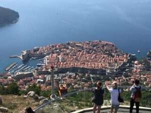 REPORTAŽA DEUTSCHE WELLEA IZ DUBROVNIKA: Putopisna priča o Gradu i njegovoj turističkoj i kulturnoj baštini Pogled sa tvrdave Srd na Dubrovnik _ Fenix