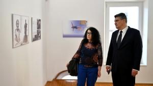 Milanović razgledava izložbu "Oliver u Luci Luka u Oliveru" u Centru za kulturu u Vela Luci / Foto: Hina