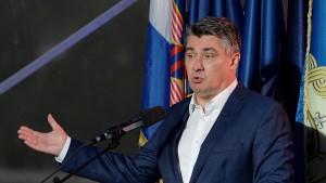 KNINSKA TVRĐAVA: Predsjednik Milanović uručio odličja zaslužnima i nakon 25 godina brigadama HVO-a vratio "dug časti"; Gotovina rekao kako nikad nije kasno učiniti dobro, učiniti pravedno Prijem ratnih zapovjednika iz Domovinskog rata na Kninskoj tvrđavi / Foto: Hina