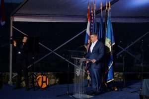 KNINSKA TVRĐAVA: Predsjednik Milanović uručio odličja zaslužnima i nakon 25 godina brigadama HVO-a vratio "dug časti"; Gotovina rekao kako nikad nije kasno učiniti dobro, učiniti pravedno Predsjednik Milanovic _ Knin
