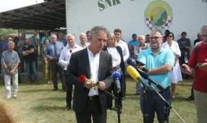 PUPOVAC I TERŠELIČ U DVORU NA UNI: Pravoslavni obred i počast srpskim žrtvama tijekom i nakon Oluje Milorad Pupovac u Dvoru na Uni / Foto: Hina