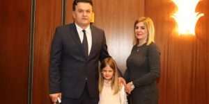 Andrija Jarak sa suprugom  i kćeri na Večernjakovoj domovnici 2019. godine / Foto: Fenix