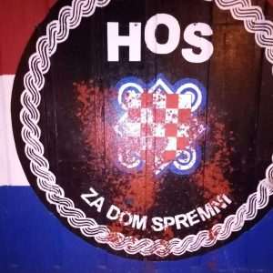 Grb HOS-a na muralu u Splitu oštećen je crvenom bojom / Foto: Fenix