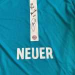 MANUEL NEUER IZNENADIO HRVATSKOG SVEĆENIKA IZ MÜNCHENA: Darovao svoj dres fra Marinku Vukmanu