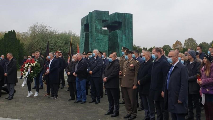 VUKOVAR: Na grobu Blage Zadre položeni brojni vijenci i upaljene svijeća, ministar Grlić Radman najavio da će u razgvoru s Vučićem pokrenuti pitanja o 1.869 nestalih Hrvata Pred polaganje vijanaca na grob Blage zadre / Foto: Fenix