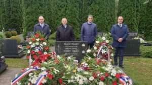 VUKOVAR: Na grobu Blage Zadre položeni brojni vijenci i upaljene svijeća, ministar Grlić Radman najavio da će u razgvoru s Vučićem pokrenuti pitanja o 1.869 nestalih Hrvata Hrvatski ministri na grobu Blage Zadre / Foto: Fenix (MVEP)
