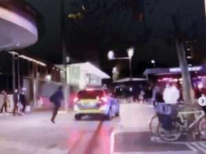 (VIDEO) NASILJE I NEREDI U FRANKFURTU: Policija se oglasila oko sukoba s većom skupinom ljudi, snimka napada kruži internetom Snimke nereda / Foto: Preslik "ffm-aktuell"