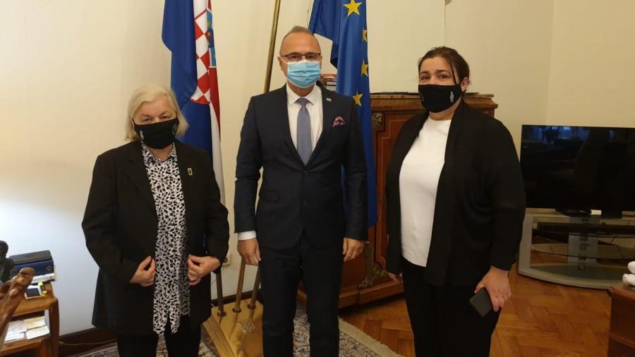 Ministar Gordan Grlić Radman sa Ljiljanom Alvir i Jasnom  Jug / Foto: Fenix (LB)