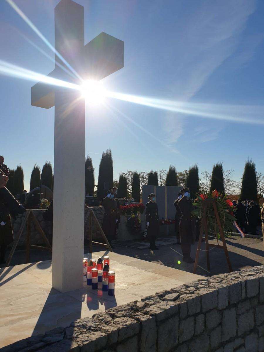 ŠKABRNJA: Obilježavanje Dana sjećanja na sveukupno 56 civilnih žrtava i 25 ubijenih hrvatskih branitelja Škabrnje
