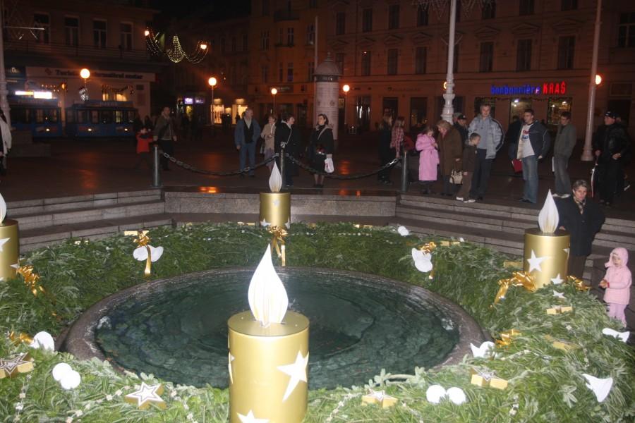 ZAGREB: Upaljena prva adventska svijeća na Trgu bana Jelačića Upaljena prva adventska svijeća u Zagrebu / Foto: Preslik Grad Zagreb