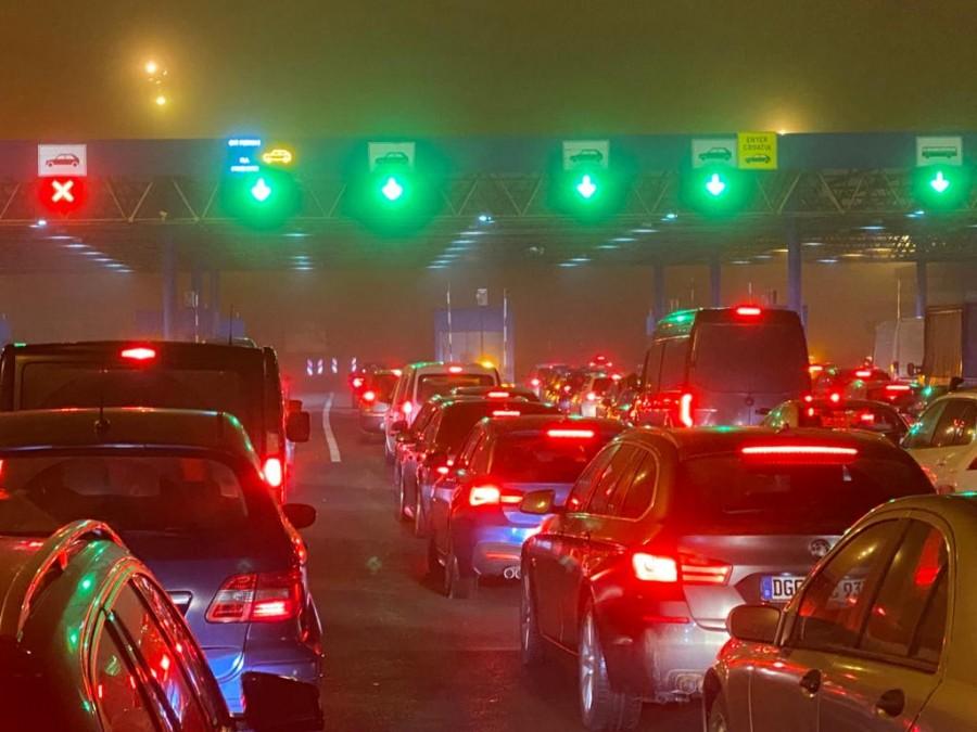 GUŽVE NA GRANIČNIM PRIJELAZIMA: Na Bregani se čeka 8, Pasjaku 6, Macelju 2 sata Gužva ispred GP Bregana / Foto: Fenix (I.P.)