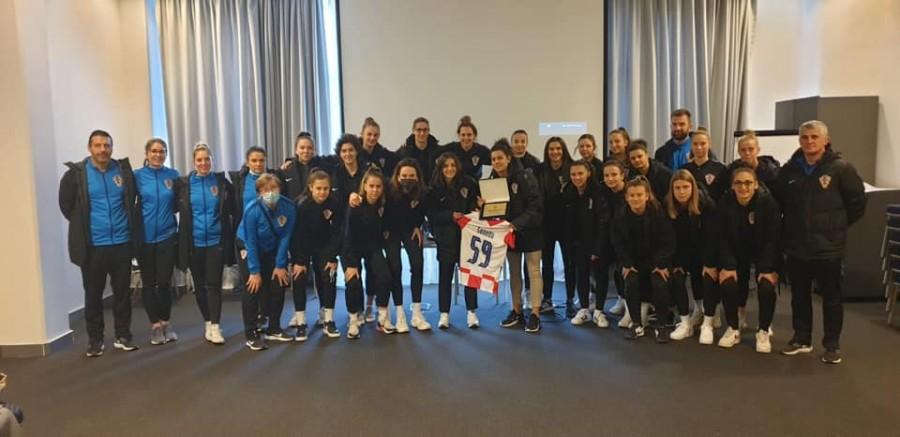 Kristina Šundov s Hrvatskom ženskom nogometnom reprezentacijom (Foto: privatni arhiv) 