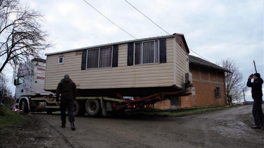 Kamp kućica stiže u selo Pecki / Foto: Hina