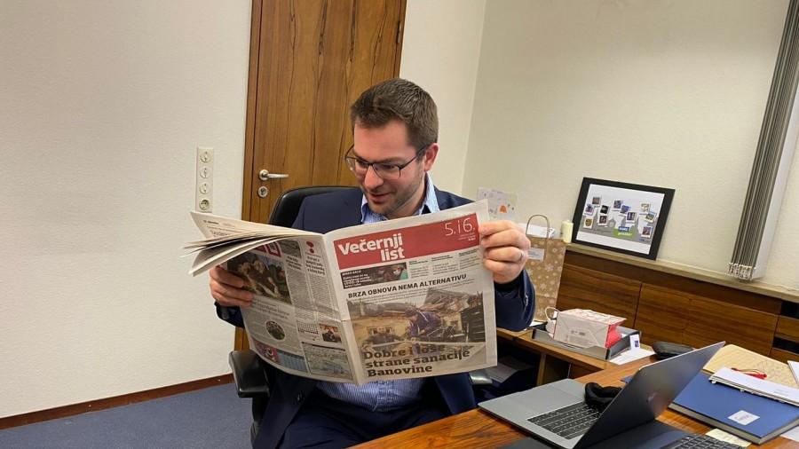 Sebastian Kurz čita prilog o pomoći iz Aichtala u Večernjem listu / Foto: Fenix